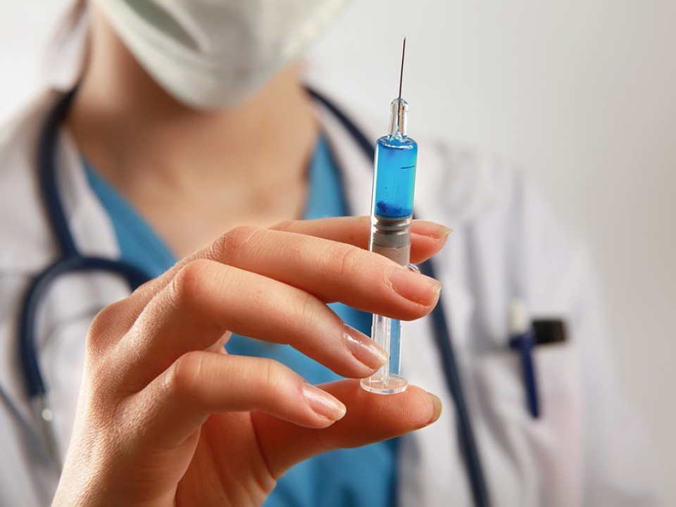 Минздрав включил четыре вакцины в новую версию рекомендаций по вакцинации от COVID-19